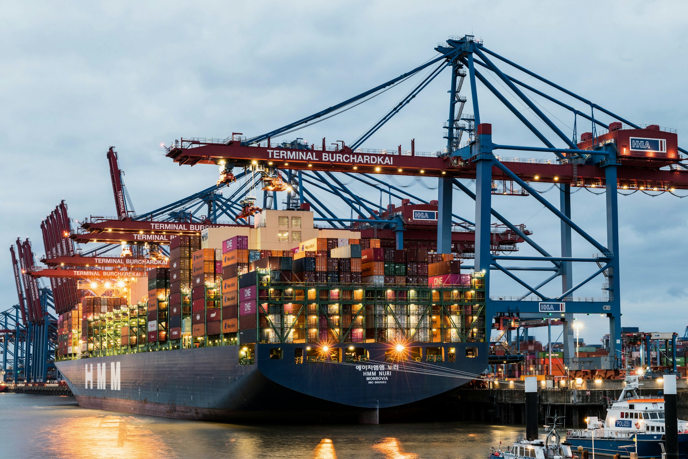 Porte-conteneurs dans un port de commerce, photographie d’illustration
