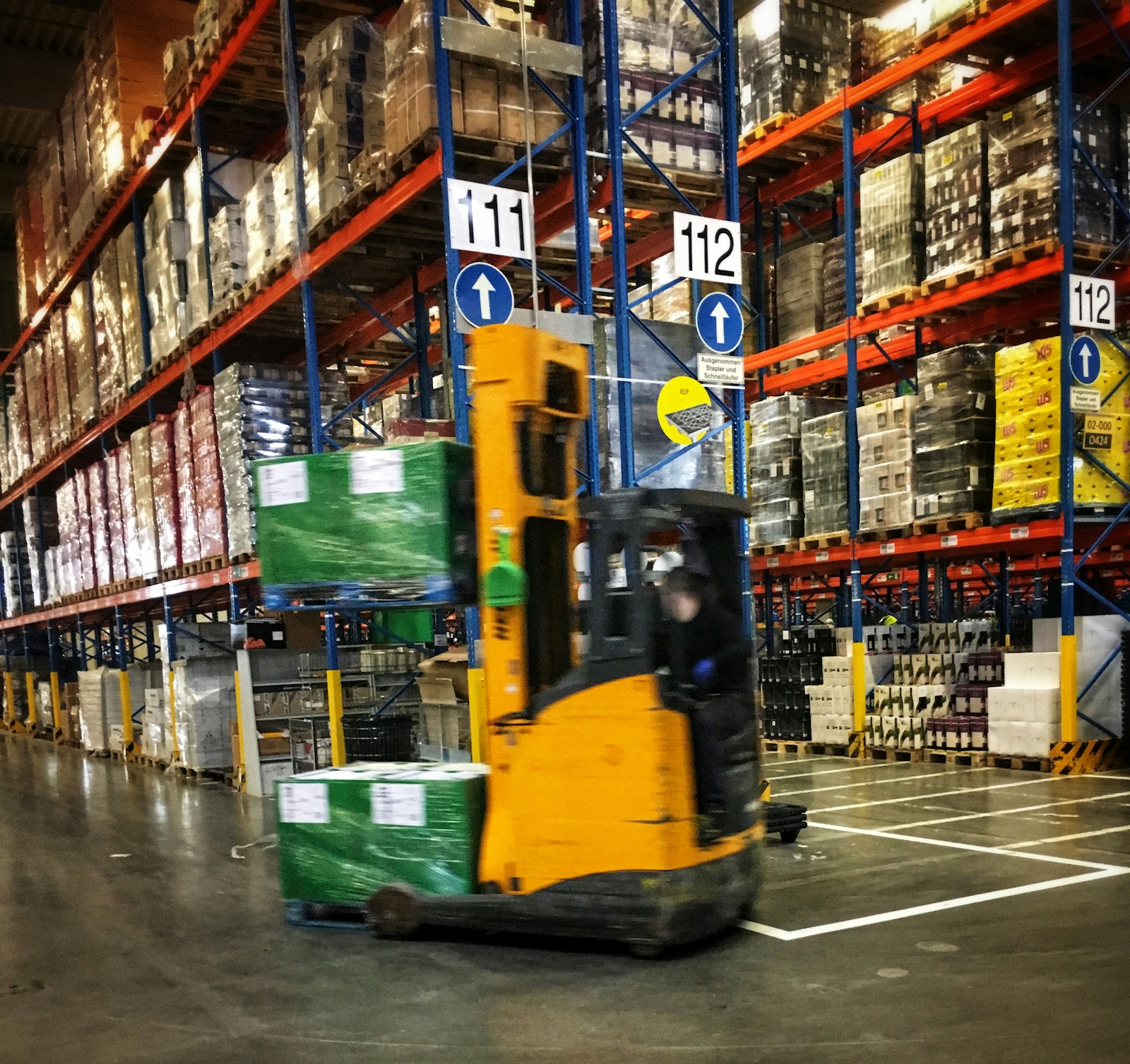 Manutention et stockage dans un entrepôt logistique